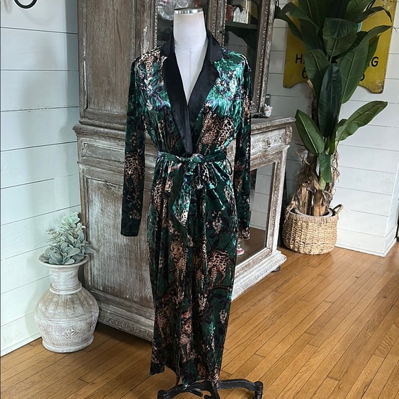 SOULE + SEPIA TIGER PRINTED BELTED ROBE ONE SIZE NEW